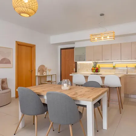 Premium Luxury Living Apartment *